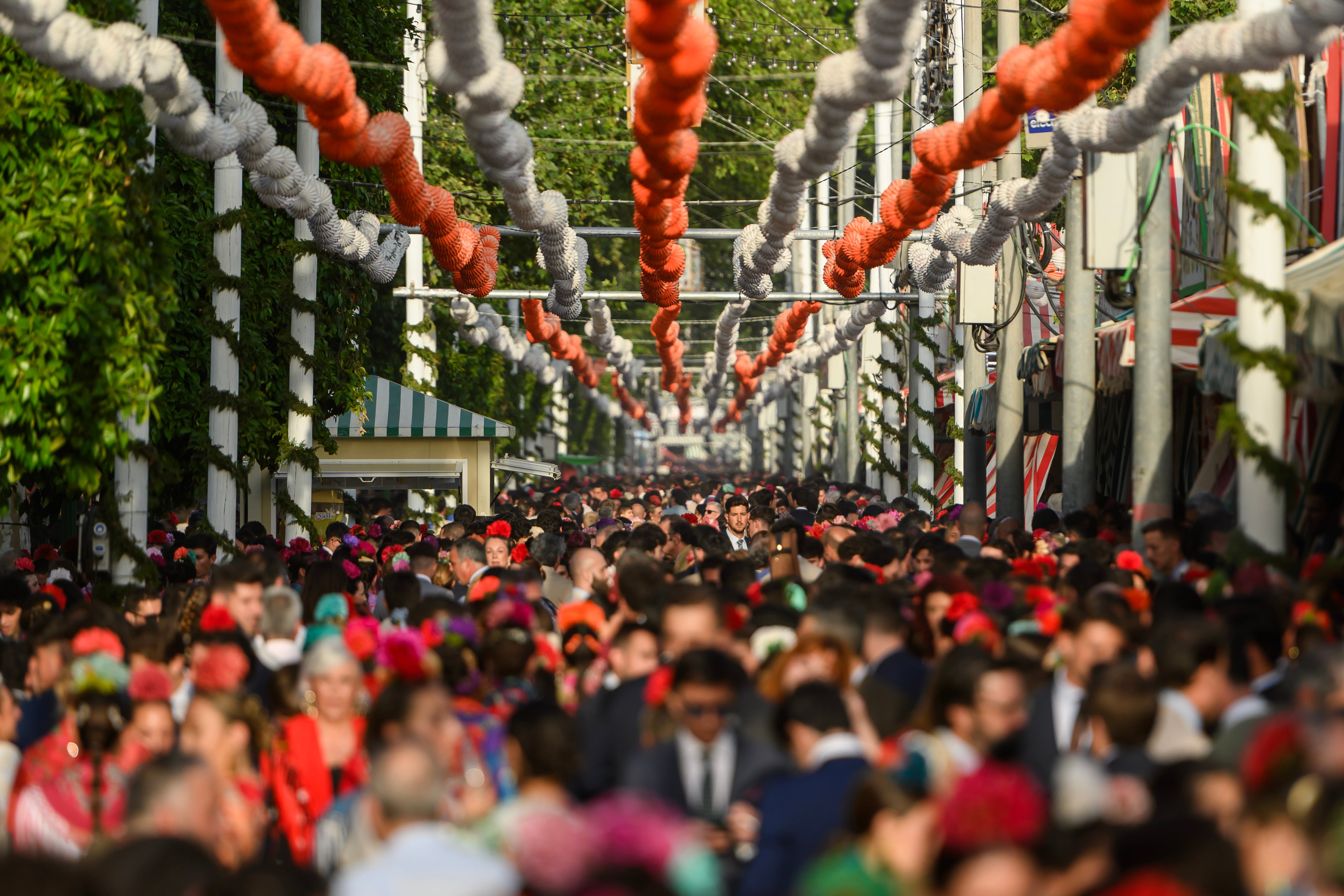 GRAF7847. SEVILLA, 22/04/2026.- Ambiente este miércoles en el Real de la Feria de Abril de Sevilla, en la segunda jornada de la feria que se celebra en la capital andaluza. EFE/ Raúl Caro