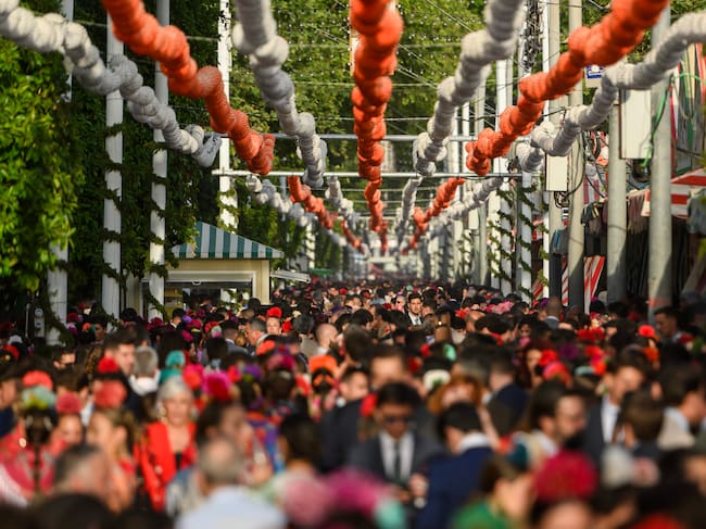 GRAF7847. SEVILLA, 22/04/2026.- Ambiente este miércoles en el Real de la Feria de Abril de Sevilla, en la segunda jornada de la feria que se celebra en la capital andaluza. EFE/ Raúl Caro