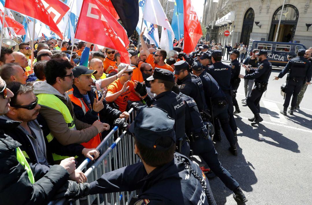 Concentración de trabajadores de Alcoa frente al Congreso