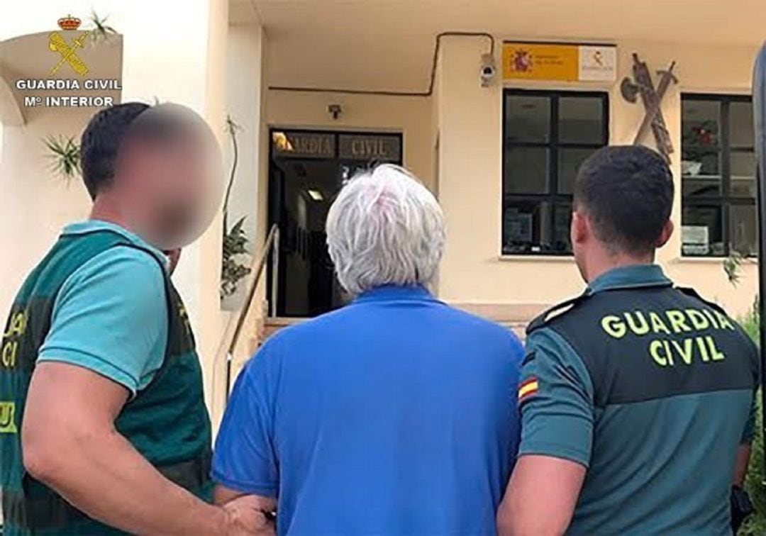 La Guardia Civil detiene en la localidad alicantina de Calpe a Johannes Fasen, un holandés que lideraba desde España una red que llevó a cabo la mayor estafa europea con carne de caballo no apta para el consumo.