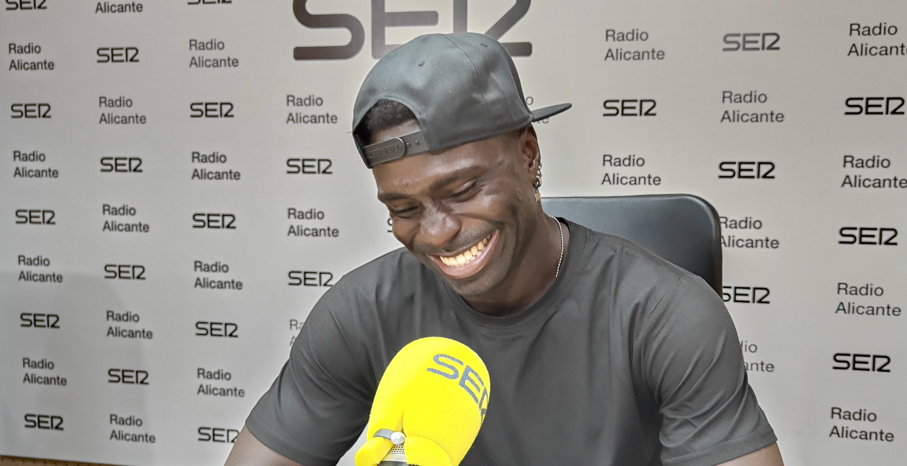 Marcos Mendes, en los estudios de Radio Alicante Cadena SER