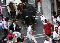 Varios mozos corren ante los toros de la ganadería extremeña de Jandilla, ausentes desde el año 2010 de la feria del toro de Pamplona