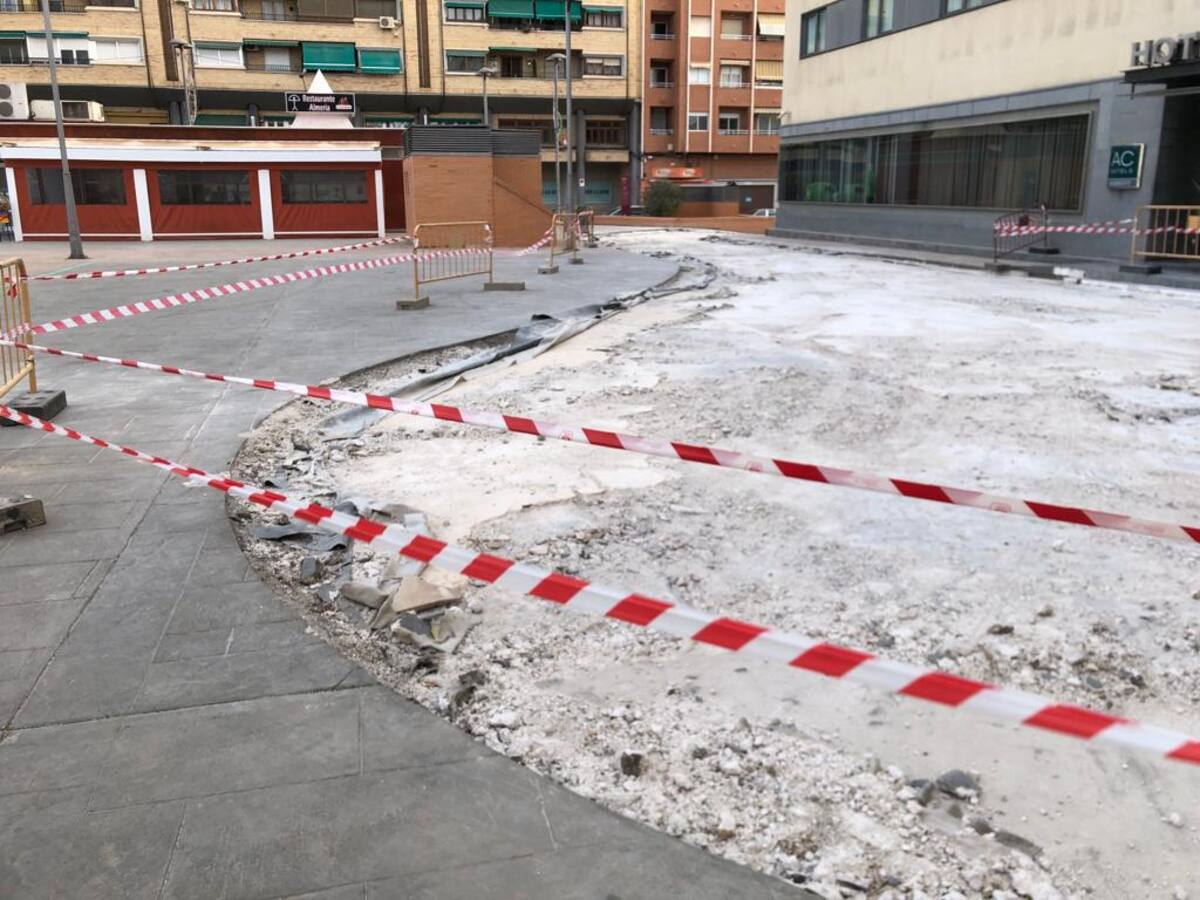 Elda acondiciona parte del firme de la plaza de la Ficia para mejorar la accesibilidad