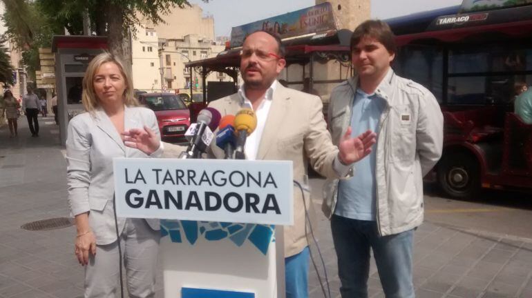 El candidat del PP, Alejandro Fernández, acompanyat per altres membres de la llista.