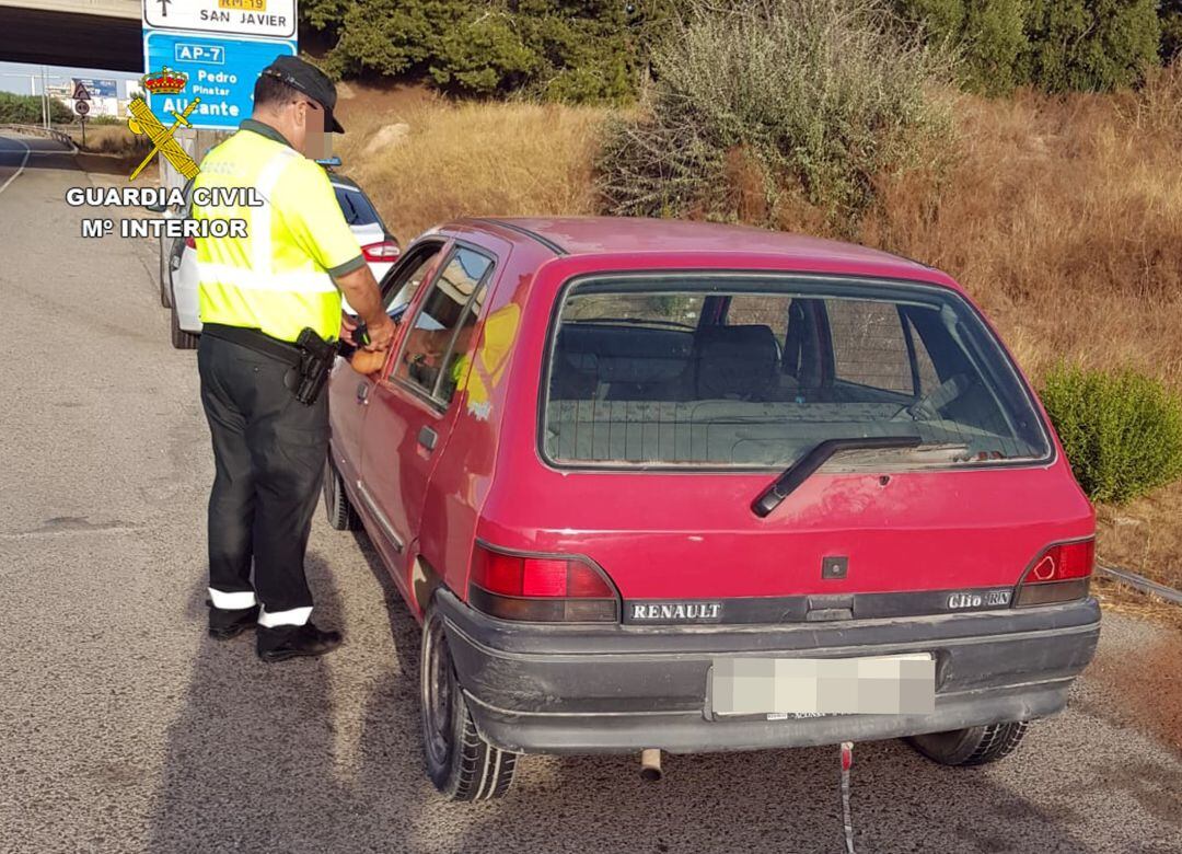 El conductor ebrio, en el momento de ser sometido al segundo control en San Javier