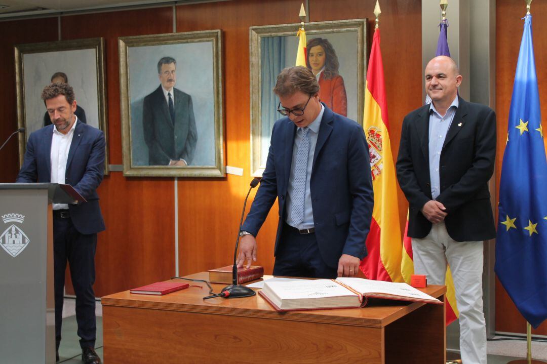 Salvador Losa tomando posesión del cargo