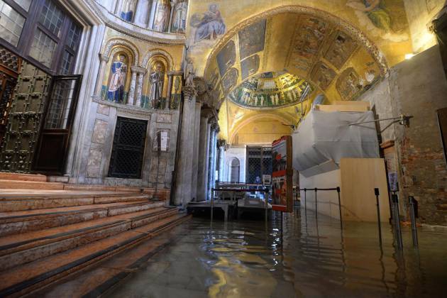 Agua en la basílica de San Marcos.