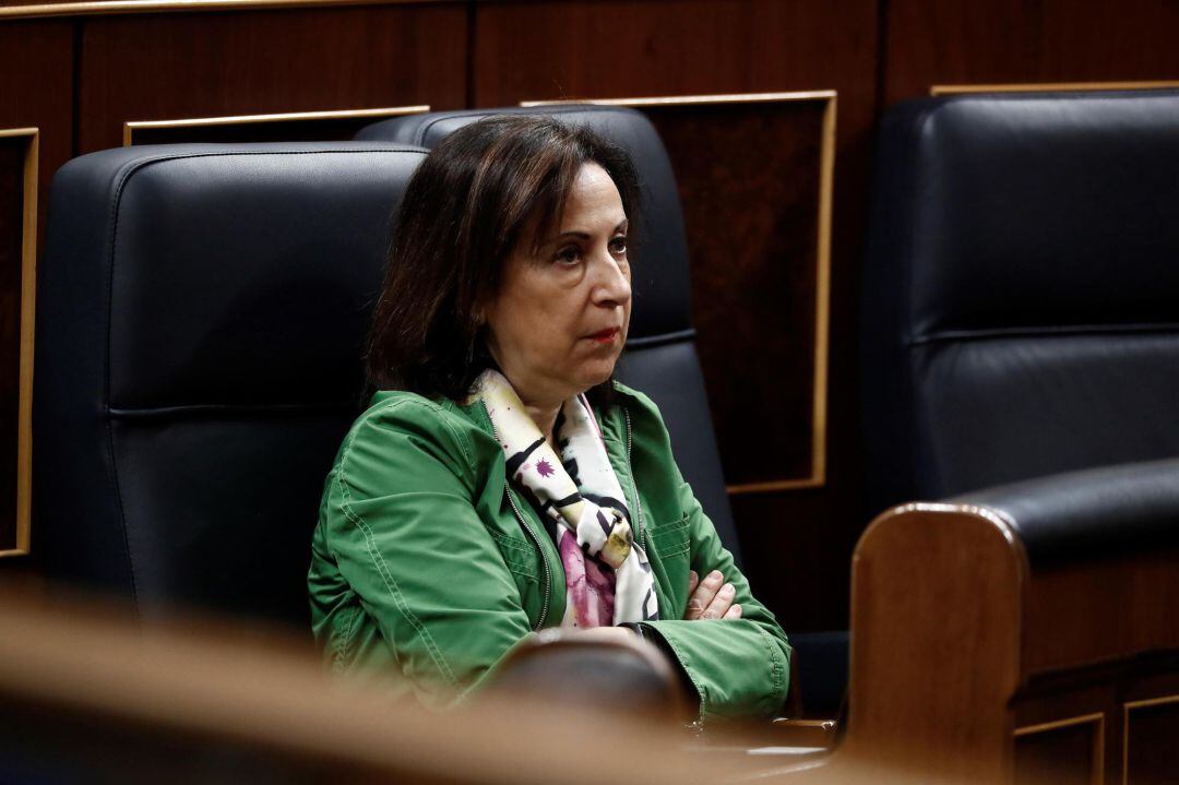 La ministra de Defensa, Margarita Robles, escucha, este miércoles en el Congreso, la intervención del presidente del Gobierno, Pedro Sánchez, para explicar la declaración del estado de alarma y las medidas para paliar las consecuencias de la pandemia provocada por el coronavirus.