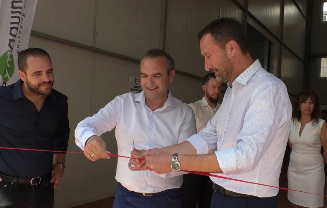 El alcalde con el gerente de la empresa YM del Parque Agroalimentario