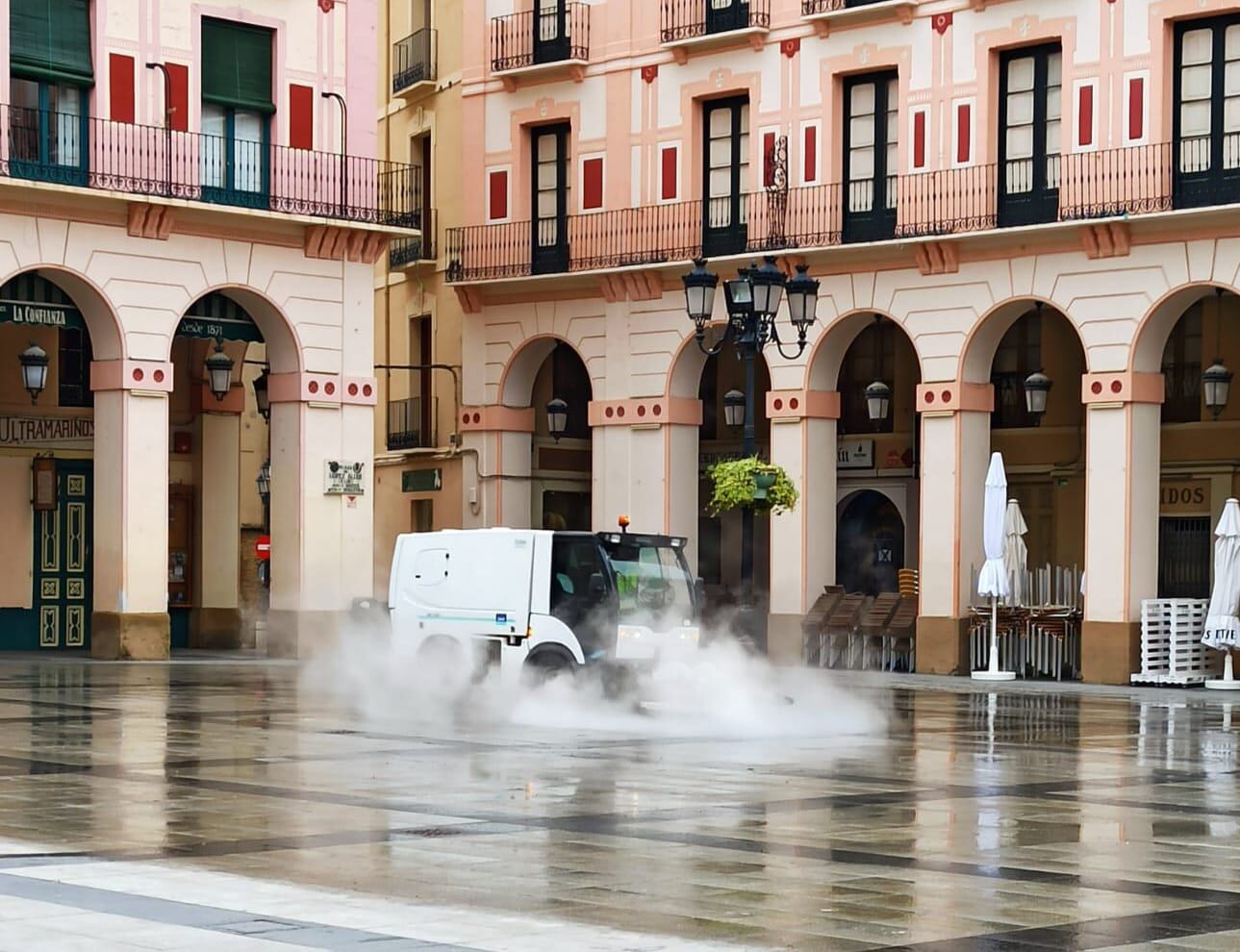 Servicio de limpieza en la plaza López Allué