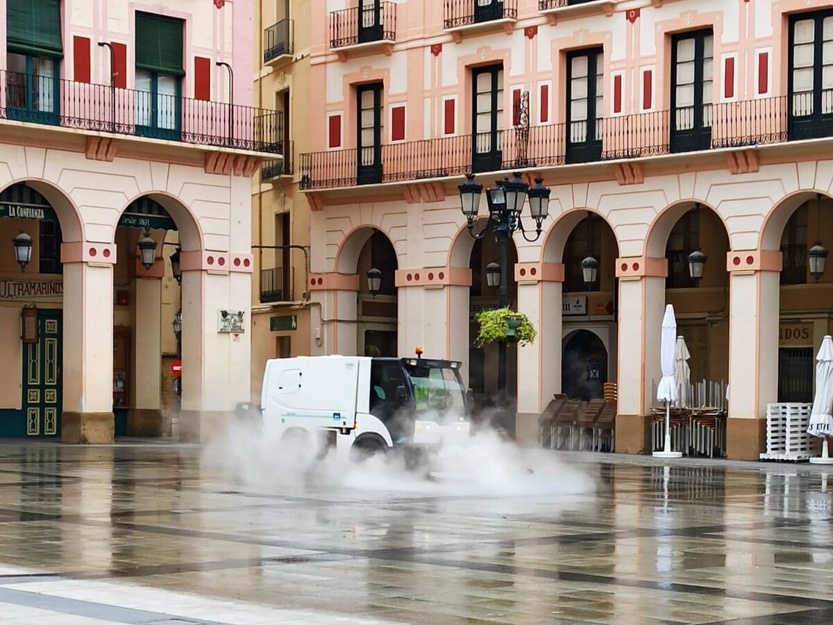 El servicio de limpieza viaria estrena una fregadora para la limpieza a fondo de los pavimentos