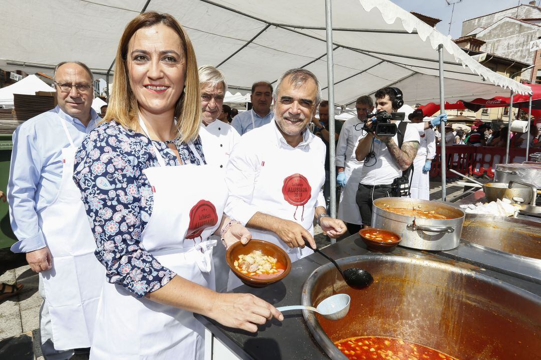 La delegada del Gobierno en Castilla y León, Virginia Barcones, asiste a la XVI Feria Agroalimentaria y a la tradicional Alubiada de La Bañeza (León). Junto a ella, el alcalde del municipio, José Miguel Palazuelo