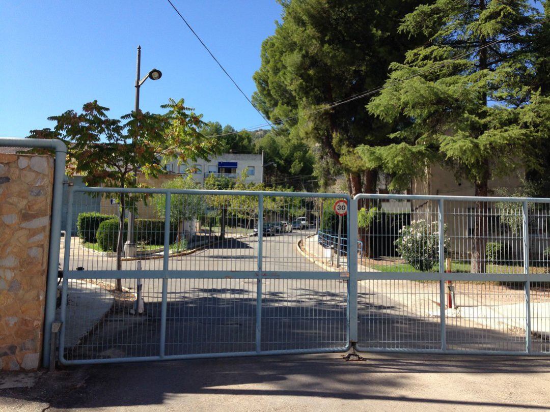 Entrada a la Colonia de Aviación, en el barrio de Santa Rosa en Alcoy.