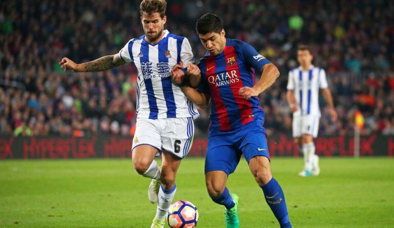 Íñigo Martínez pelea un balón con Luis Suárez en el Camp Nou