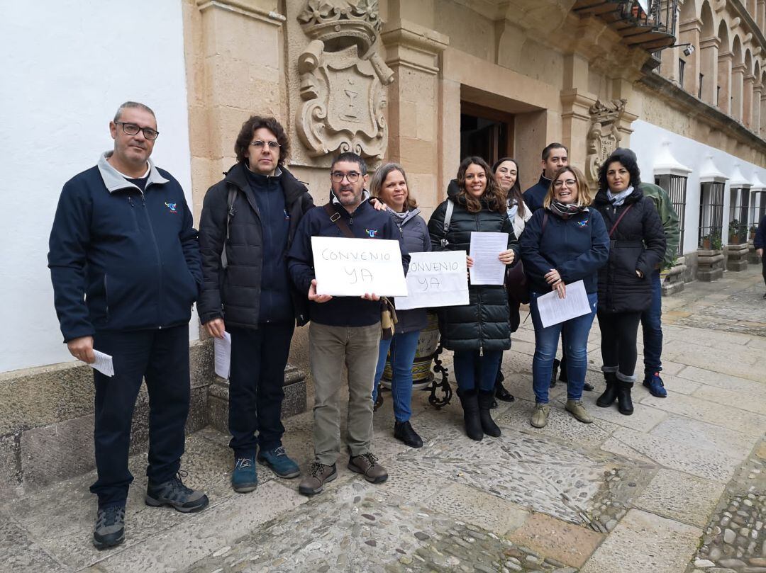 Varios miembros de la empresa municipal han entragado un comunicado a los concejales que iban llegando al Ayuntamiento para asistir a la sesión plenaria de este lunes. 