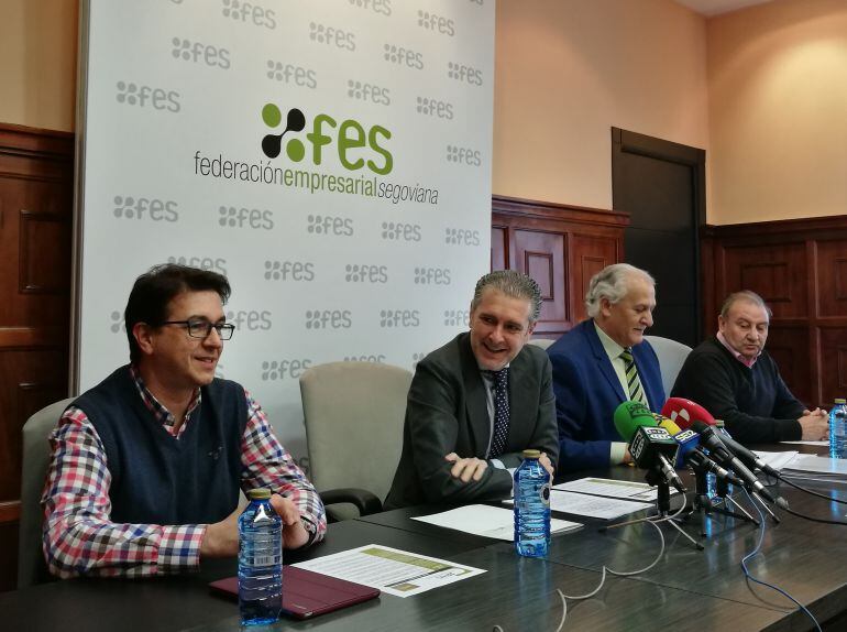 El presidente de los empresarios Andrés Ortega (c) acompañado por miembros de su junta directiva durante la comparecencia ante los medios de comunicación 