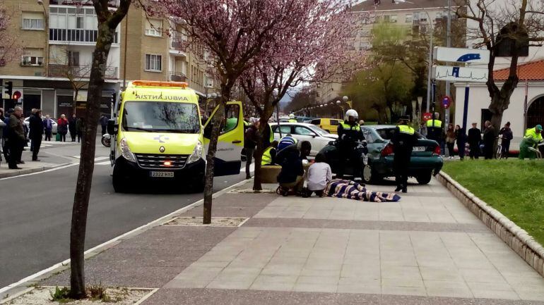 Los dos jóvenes han sido arrollados en la acera por uno de los coches accidentados