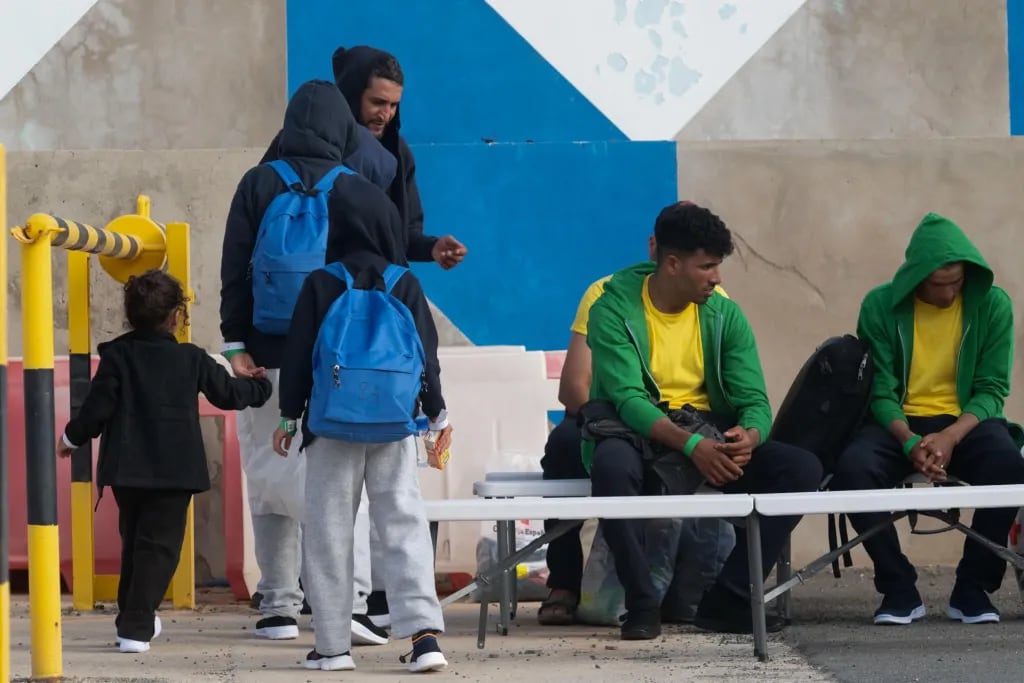 Foto de archivo de la llegada de una patera con varios menores a bordo el 1 de agosto a Gran Tarajal (Fuerteventura). EFE/Carlos de Saá