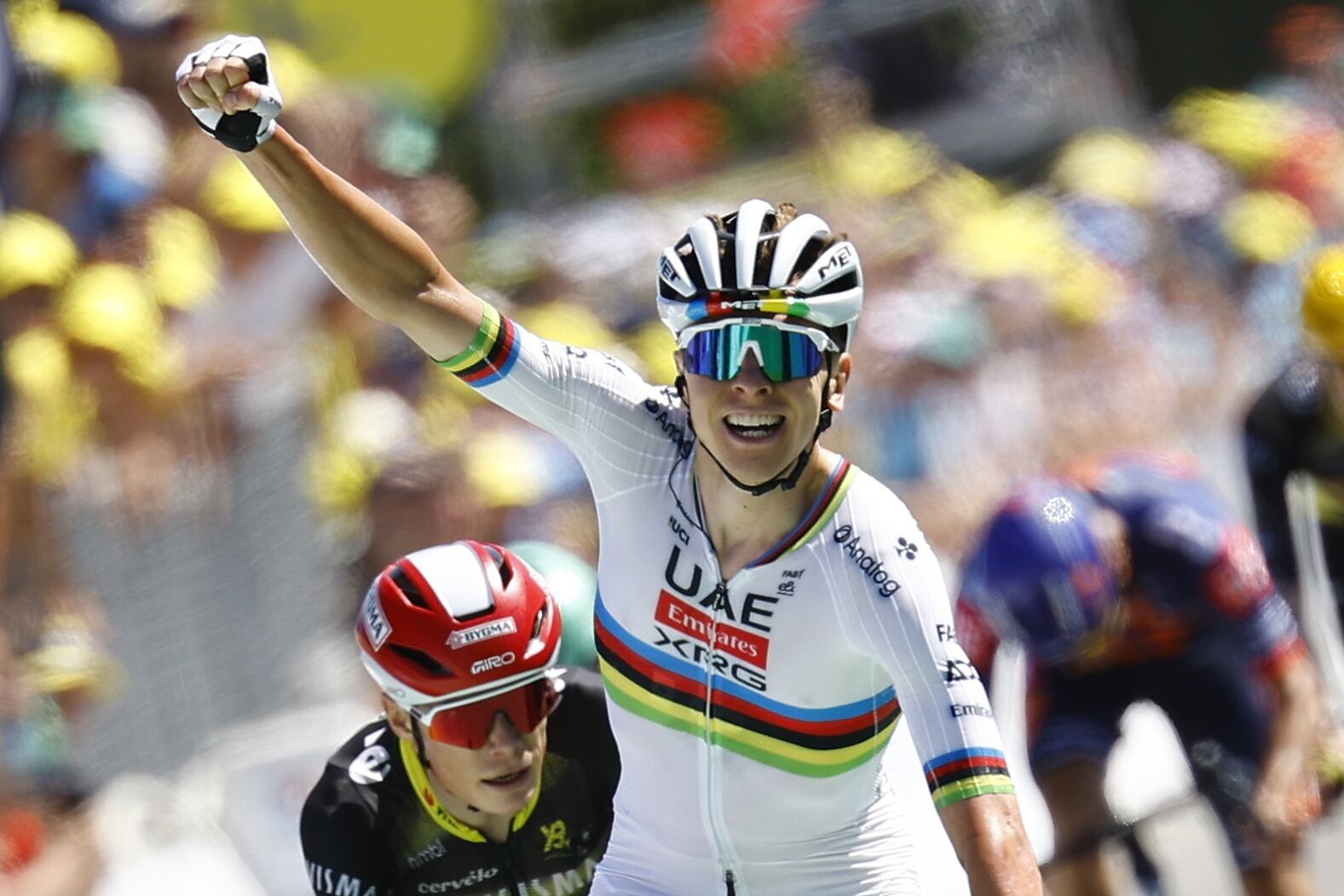 Tadej Pogacar levanta los brazos como ganador de la séptima etapa