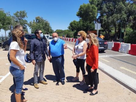 Julia Climent y Carlos Mundina, concejales del PP en València, se reunieron esta semana con vecinos y comerciantes de El Palmar para tratar asuntos de la movilidad.