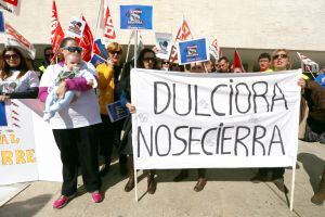 Manifestación ante las Cortes de Castilla y León el 5 de abril