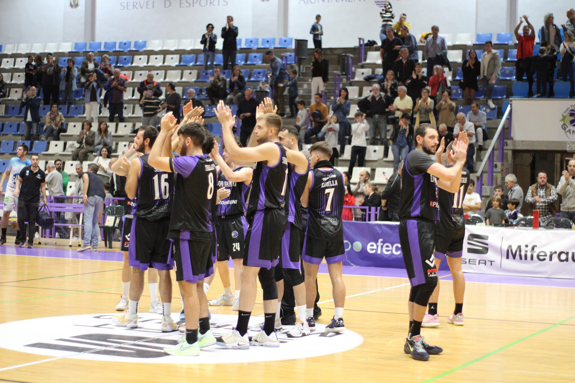 Los jugadores del UpB Gandia celebran la victoria