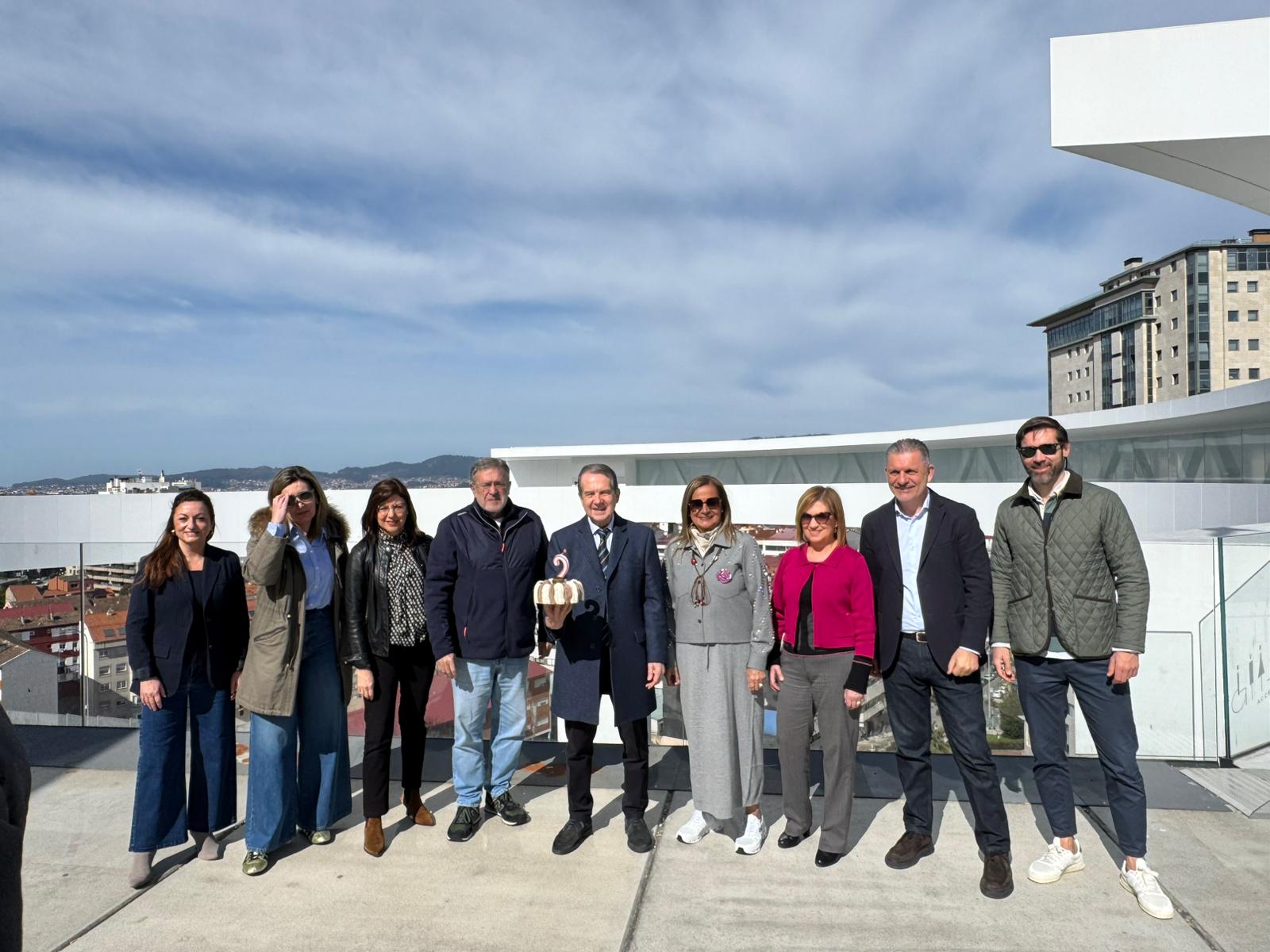 Abel Caballero y parte de la corporación municipal, celebrando el aniversario del Halo