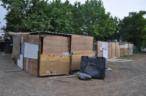 Chabola utilizada como cochera en la barriada de San Martín de Porres