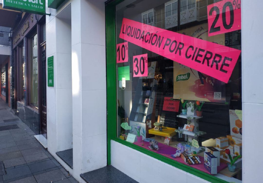 Comercio con carteles de liquidación por cierre