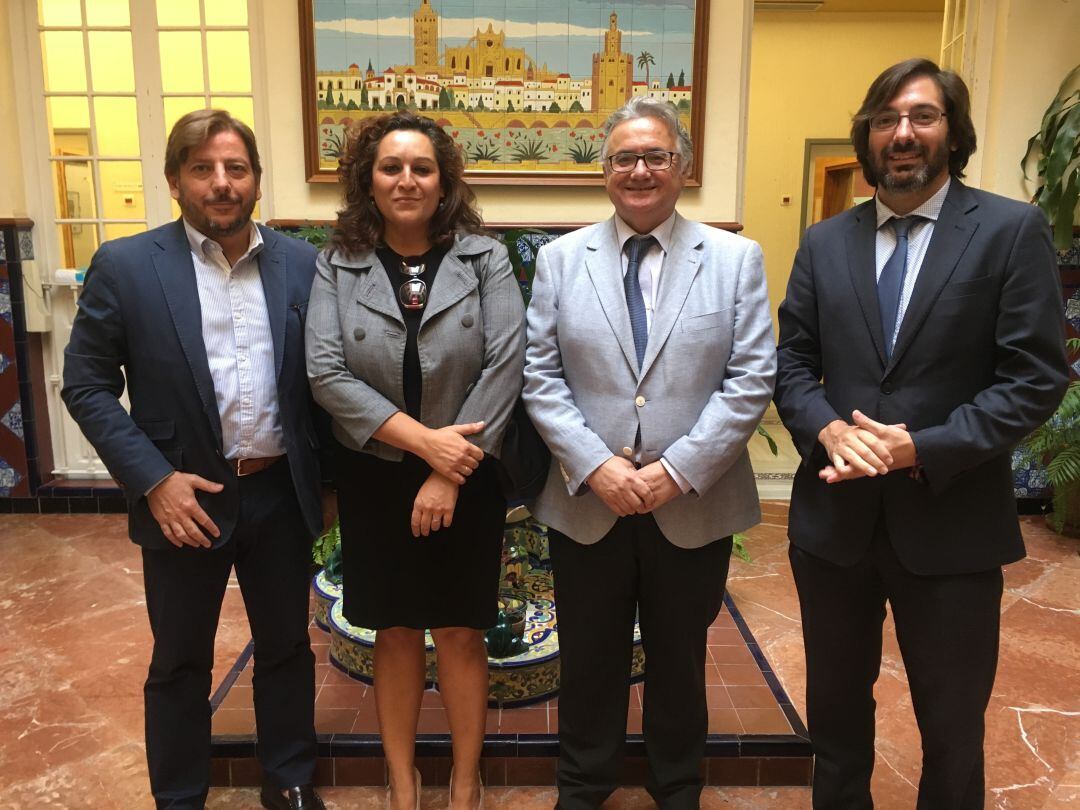 Pie de Foto. Fernando Sánchez Díez Gerente Grandes Cuentas y Multimedia
Comunidades Andalucía y Extremadura; Rocío Tornay Márquez, presidenta de Foro Marketing Sevilla; Antonio Yélamo Crespillo, Director de la Cadena SER Andalucía y Radio Sevilla; Migu