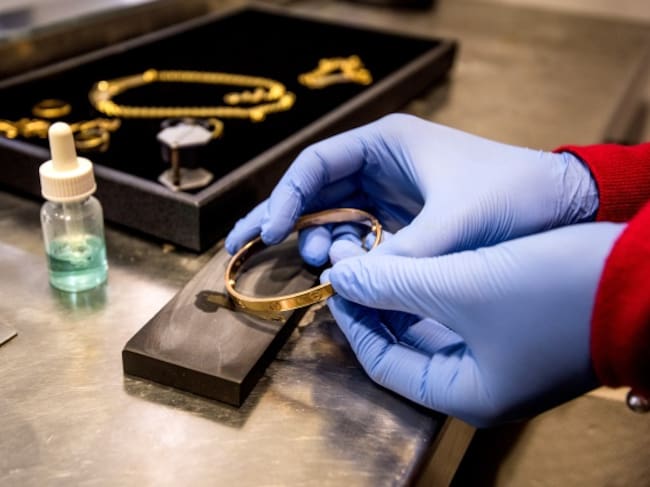 La Organización de Consumidores y Usuarios (OCU) dispone de una calculadora en la que, indicando el peso en gamos del oro y la pureza del metal, se puede comprobar el precio en euros.