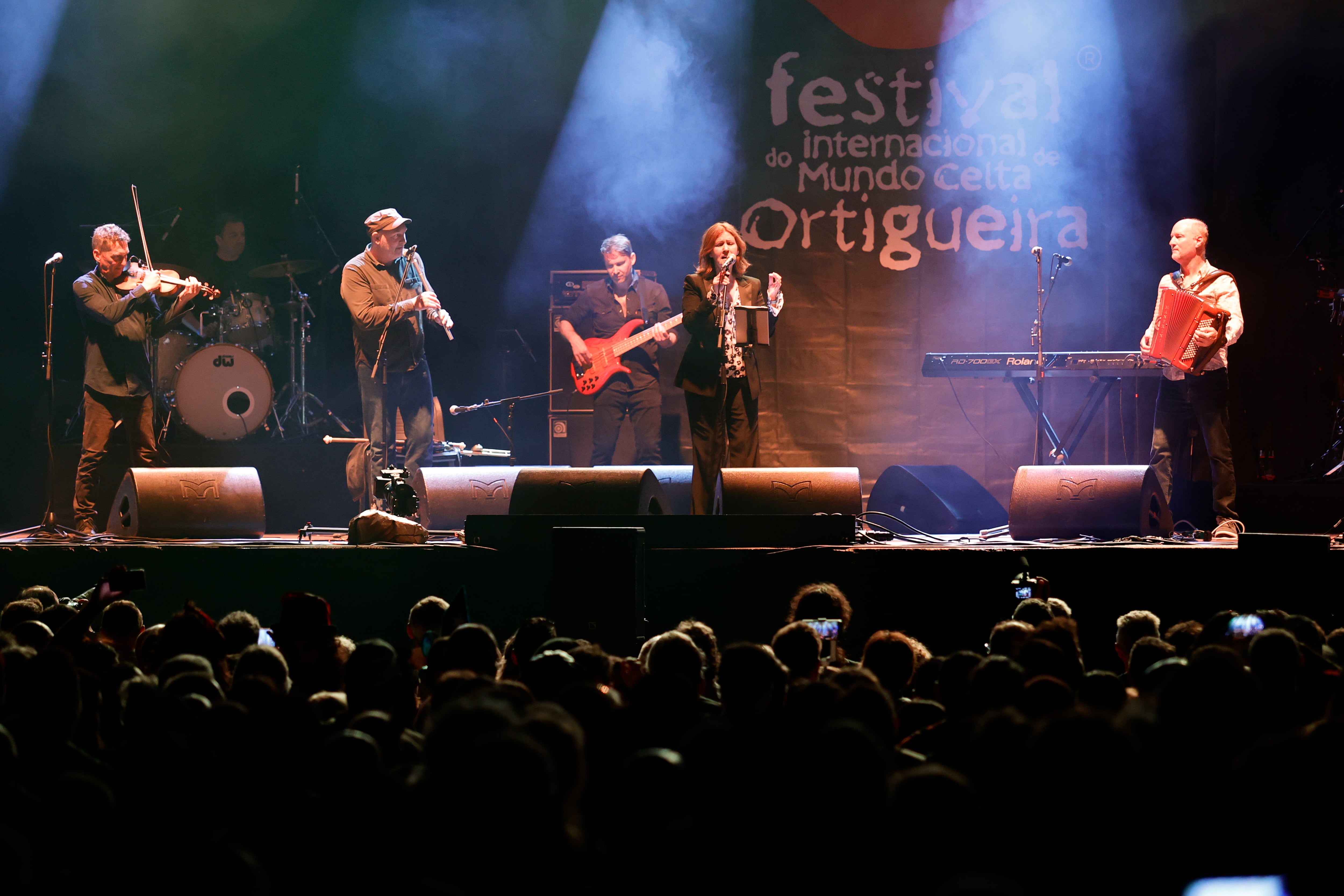 La banda británica de rock y folk Capercaillie, durante su actuación en la noche del sábado al domingo en el Festival Internacional do Mundo Celta de Ortigueira. EFE / Kiko Delgado.