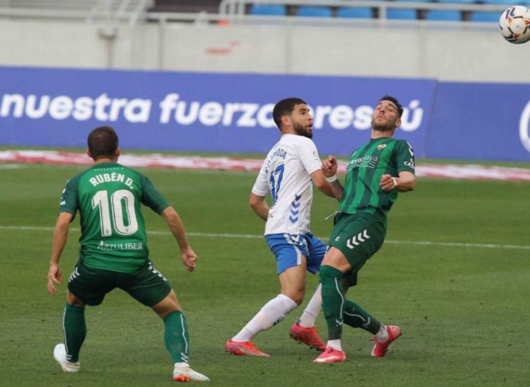 Shashoua trata de controlar el balón.