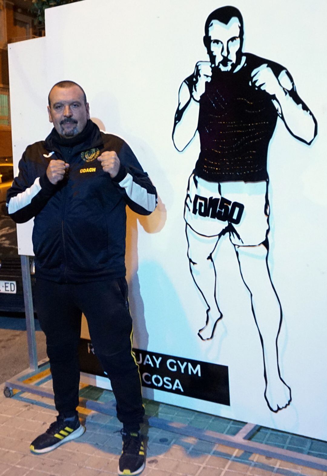 El maestro José Cosa Santos con su escultura a las puertas del HC FIGHT Gym de Petrer