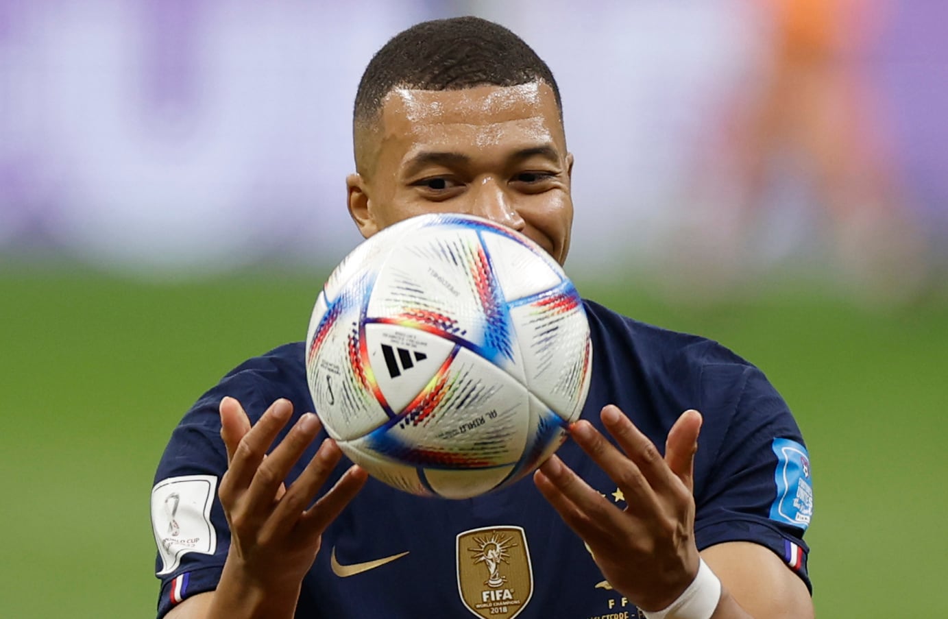 Kylian Mbappe suejta el balón con el que se disputa el Mundial de Qatar.