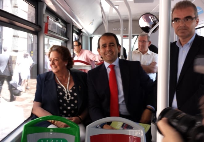 Barberá y el presidente de la EMT en la presentación de dos nuevos autobuses híbridos