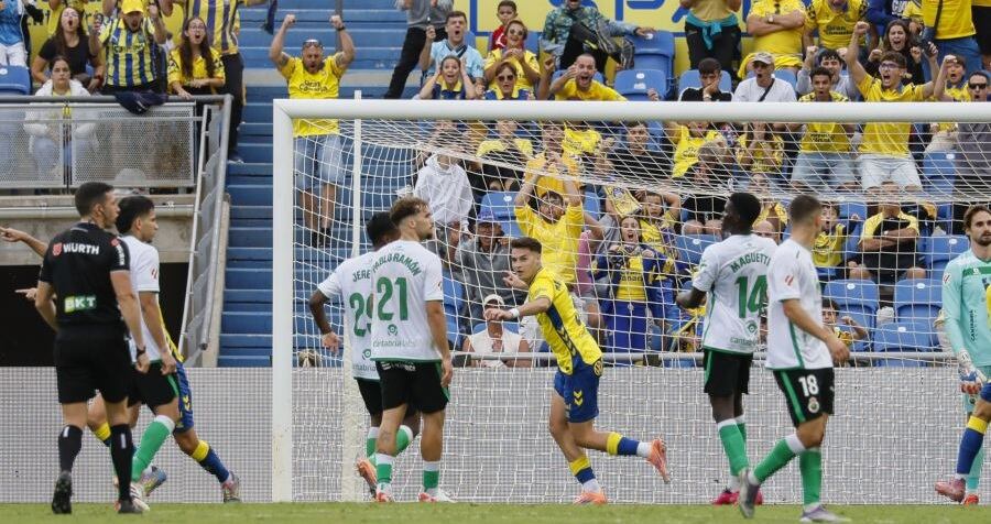 Mika Mármol festeja uno de sus goles.