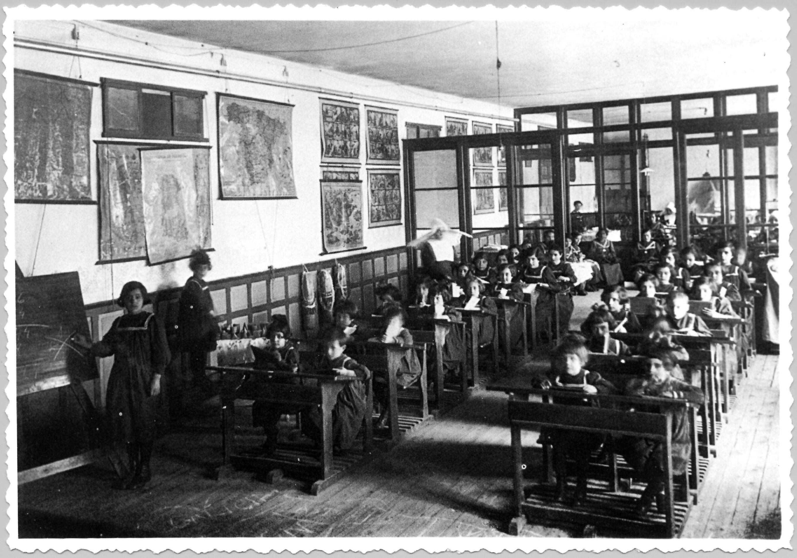 Escuela de niñas de los Establecimientos Provinciales de Beneficencia (ca. 1920)