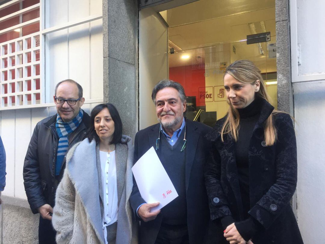 Pepu Hernández junto con los concejales, de izquierda a derecha, Ramón Silva, Mercedes González y Mar Espinar.