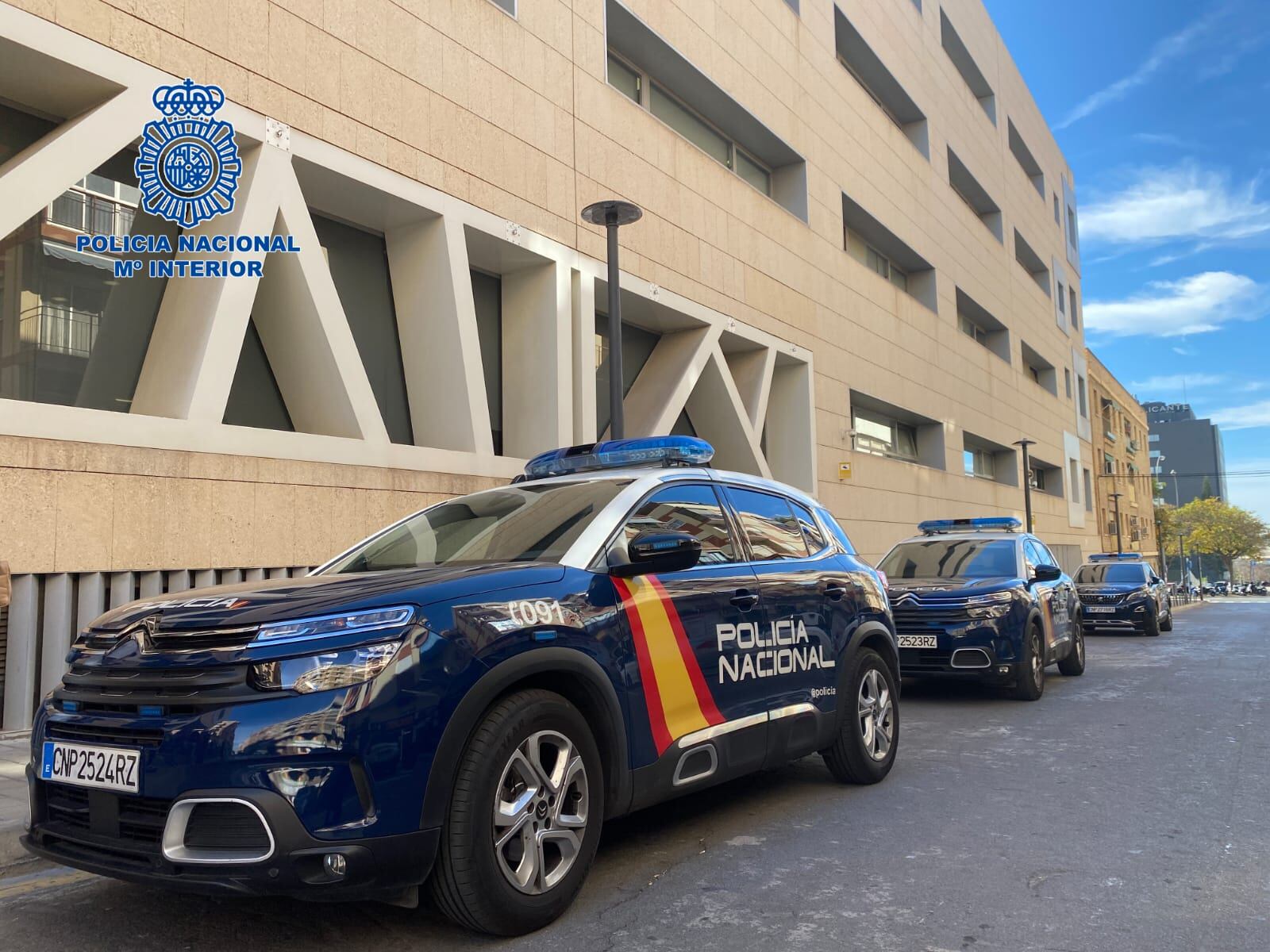 Vehículos de la Policía Nacional en Alicante frente a la Comisaría Provincial