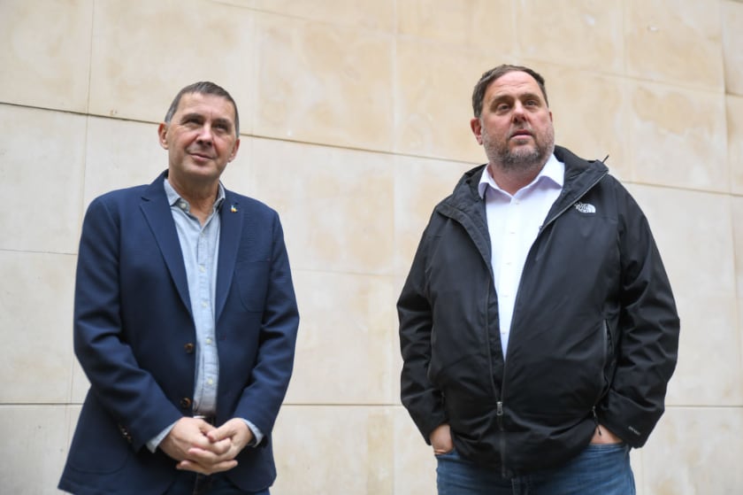 El coordinador general de Euskal Herria Bildu, Arnaldo Otegi, y el presidente de ERC, Oriol Junqueras.