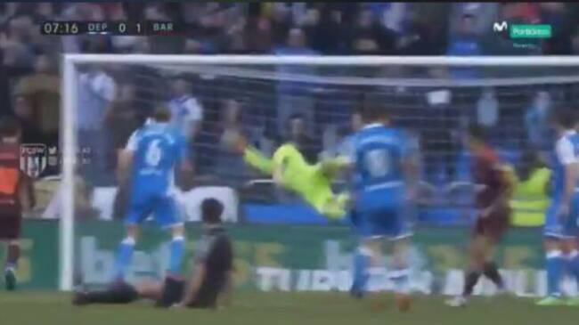 De Burgos Bengoetxea presencia el gol de Coutinho desde el suelo