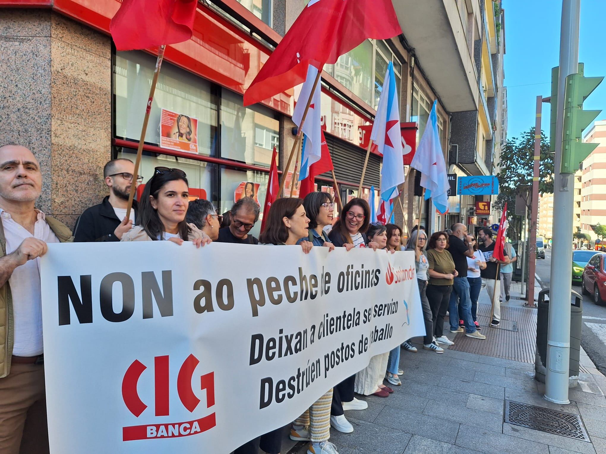 Protestas de la CIG en una sucursal del Banco Santander