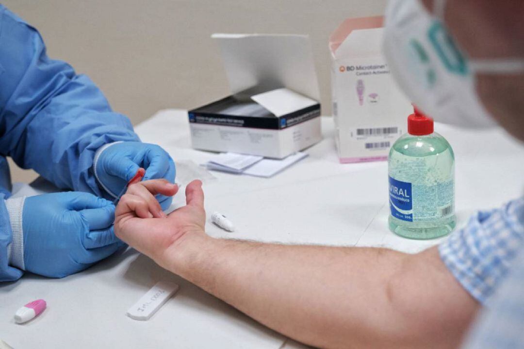 Un hombre se somete a un test rápido.