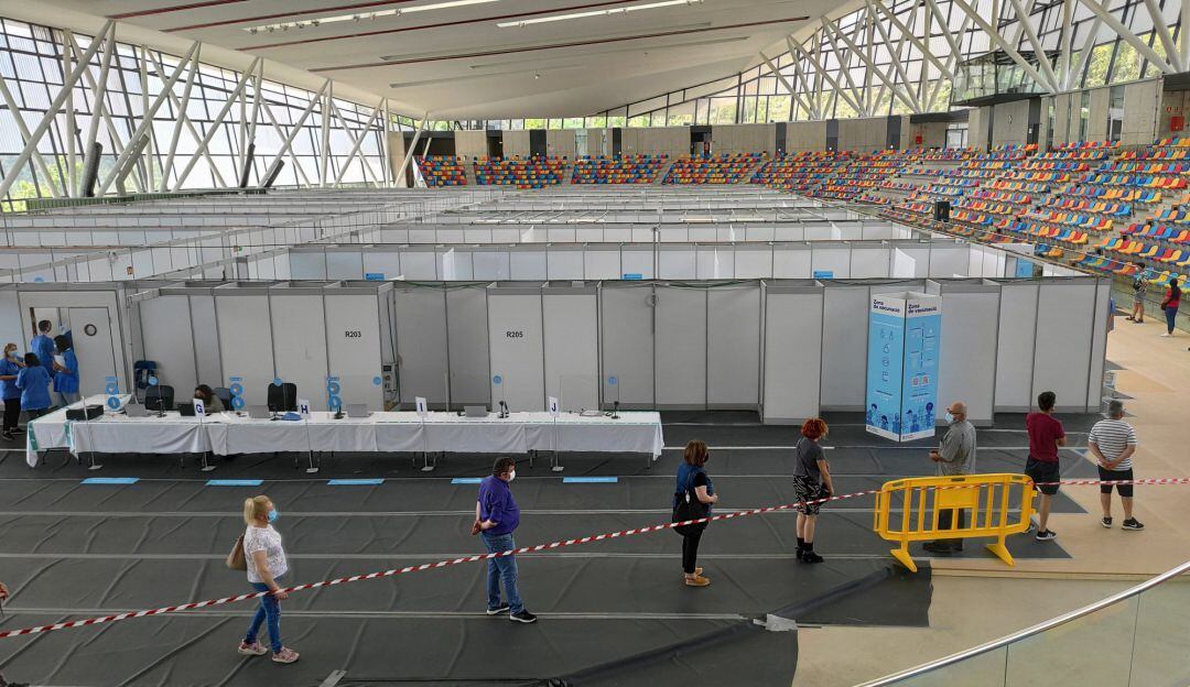 Varias personas esperan a recibir la vacuna contra la COVID-19 en Sabadell (Barcelona)