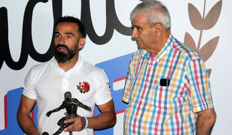 Peña recibe el galardón de manos de Rafa Rodríguez