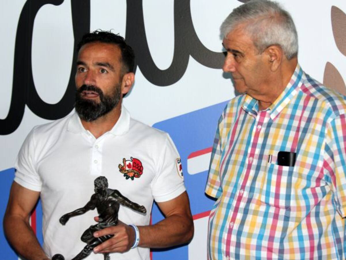 Peña recibe el premio al jugador más regular de la temporada