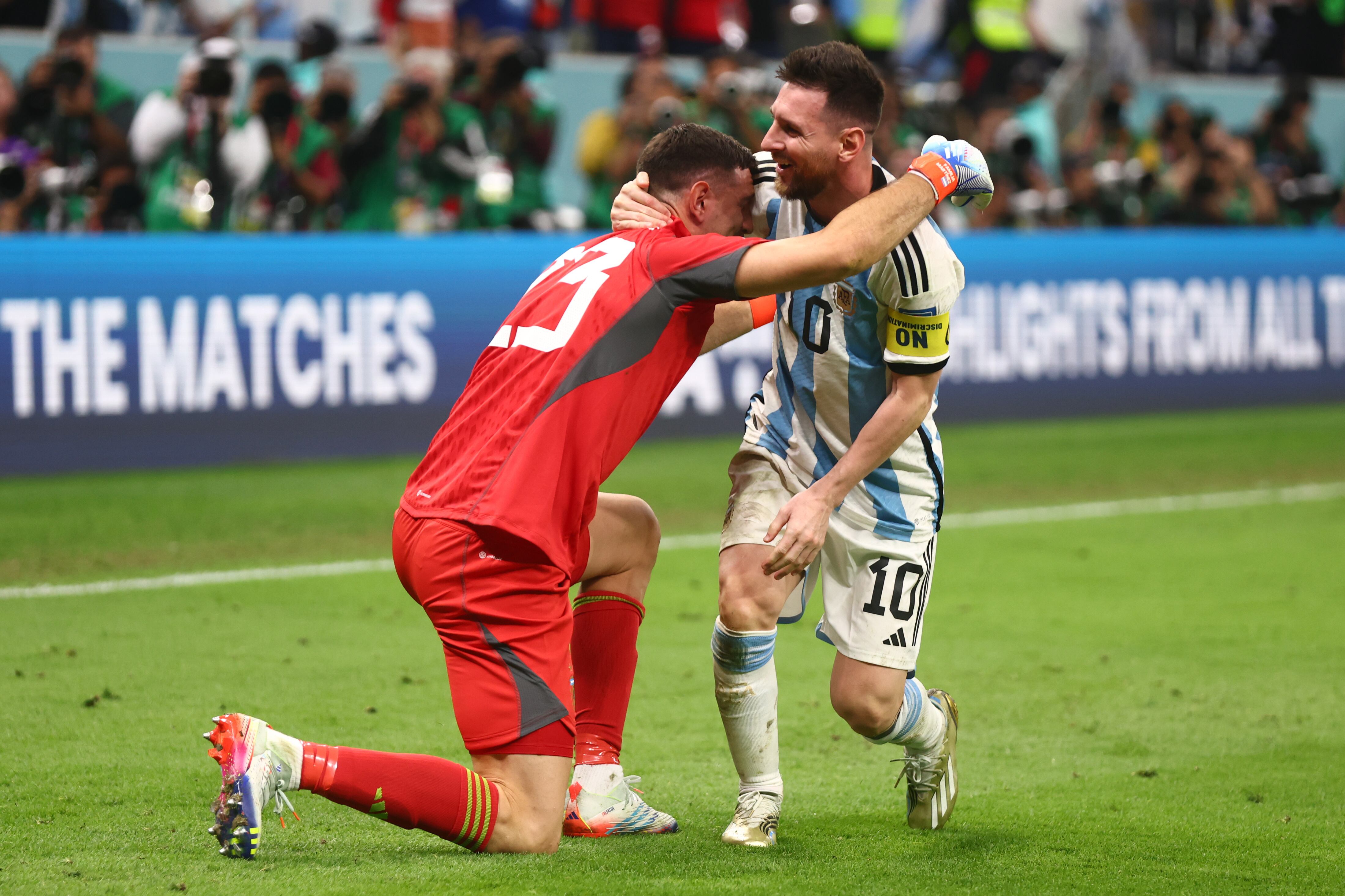 Messi y Emiliano Martínez celebran el pase a semifinales de Argentina