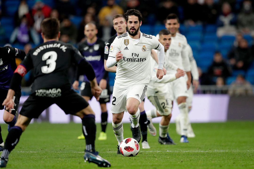 Isco encara a Bustinza en el partido de la primera vuelta entre el Leganés y el Real Madrid