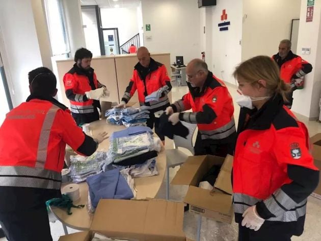 Personal del Ayuntamiento de Bormujos organizando las telas para la confección de mascarillas